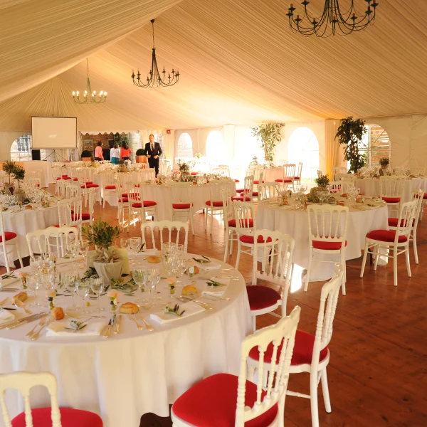 Lune & Corail Events décoration salle de mariage Rouge & Blanc