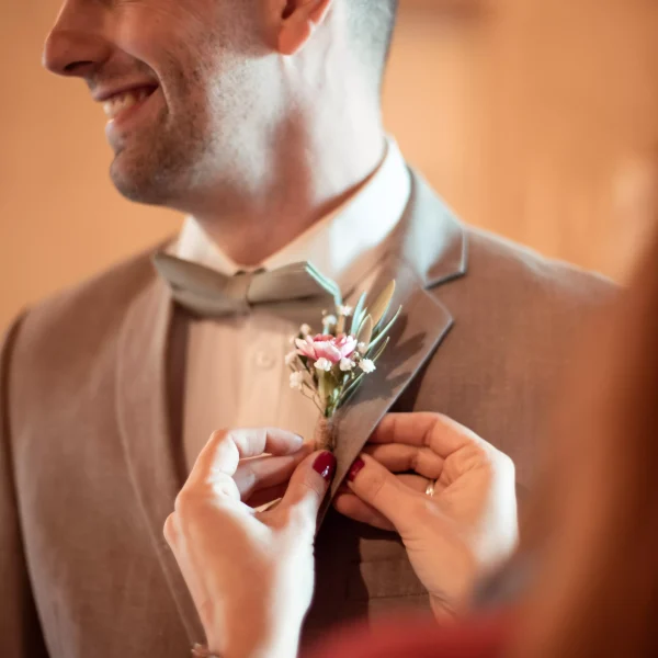 Shooting Mariage - Lune & Corail Events Wedding Planner Boutonnière décoration fleurs