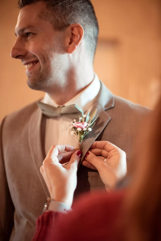 Shooting Mariage - Lune & Corail Events Wedding Planner Boutonnière décoration fleurs