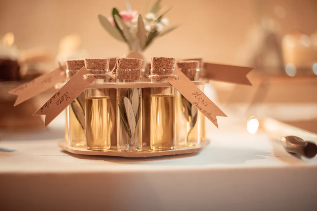 Shooting Mariage - Lune & Corail Events Wedding Planner Decoration Table Mariage Buffet Cadeaux pour les invités : Fioles