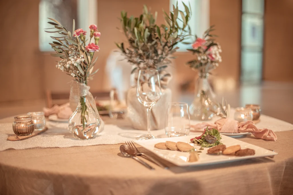 Shooting Mariage - Lune & Corail Events Wedding Planner Decoration Table Mariage Floral Oliviers Champêtre