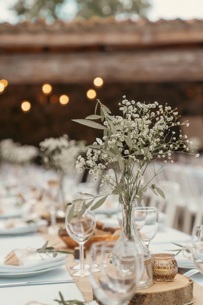 Sonia et Samuel mariage juin 2024 Gard - Lune & Corail Events Wedding Planner Décoration dîner de mariage bouquet gypsophile olivier