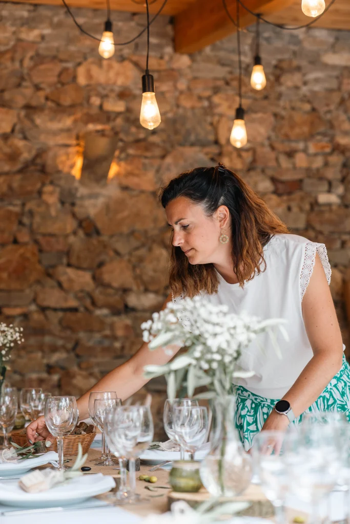 Sonia et Samuel Mariage juin 2024 - Lune & Corail Events Wedding Planner décoration tables fleurs champêtre grange pierres gard cévennes hérault occitanie